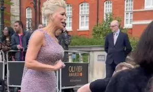 El repaso de la actriz Hannah Waddingham a un fotógrafo que le pide enseñar una pierna: 'Eso nunca se lo dirías a un hombre'