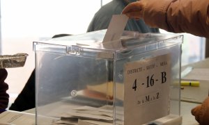 Un votant dipositant el seu vot a una urna, en una imatge d'arxiu