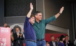El candidato a lehendakari por el PSE-EE, Eneko Andueza (i) y el presidente del Gobierno, Pedro Sánchez (d), durante el acto de cierre de campaña del partido, en el Palacio Euskalduna, a 19 de abril de 2024