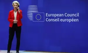 La presidenta de la Comisión Europea, Ursula von der Leyen. habla por su teléfono móvil, en una pausa de una cumbre informal de los líderes de la UE en Bruselas. REUTERS/Yves Herman