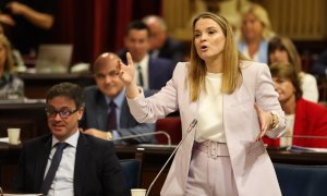 La presidenta de Illes Balears, Marga Prohens, interviene durante un pleno.