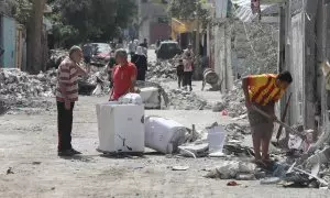 Palestinos inspeccionan las ruinas tras un ataque israelí, en Gaza, a 4 de mayo de 2024.