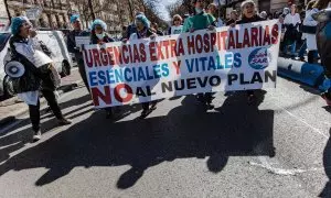 Médicos y pediatras de Atención Primaria y Urgencias Extrahospitalarias vestidos con bolsas de basura sujetan una pancarta durante una manifestación para reclamar mejoras en el primer nivel asistencial, a 15 de marzo de 2023, en Madrid (España).
