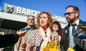 08/05/2024 - La consellera Ester Capella i l'exconseller Juli Fernández en una acció a l'estació de Sants aquest dimecres per denunciar el mal funcionament de Rodalies.