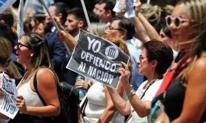 Una mujer sostiene un cartel durante una protesta contra los planes de reforma del gobierno del presidente argentino Javier Milei. Imagen de archivo.