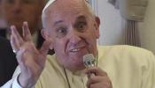 El Papa, a un paso de defender los anticonceptivos, crítica tener hijos como conejos