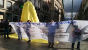 Activistas tapan el Oso y el Madroño en protesta contra el Tratado de Libre Comercio