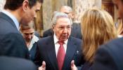Pedro Sánchez hace un Zapatero al Gobierno y habla con Raúl Castro
