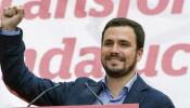 Garzón: "El PSOE llega a las instituciones con el puño alzado y sale con los bolsillos llenos"