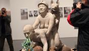 Abierta al público la polémica exposición del Macba con la escultura del rey Juan Carlos