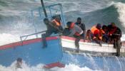 Aparecen los cadáveres de 17 personas en una lancha a la deriva en el Canal de Sicilia