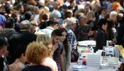 Xavier Bosch ya huele a best-seller en el día de Sant Jordi en Barcelona