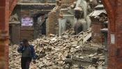 Nepal sigue temblando mientras busca supervivientes un día después de la tragedia