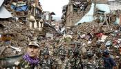 Nepal lucha contra el reloj para encontrar supervivientes