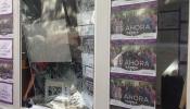 Rompen la luna y una persiana de la caseta electoral de Podemos en Valladolid