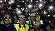 Las lámparas de los mineros iluminan la noche de León