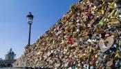 El parisino Pont des Arts se despide de los "candados del amor"