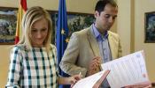 Cifuentes y Aguado firman el pacto sin concretar un calendario para aprobar medidas