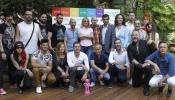 Carmena lleva la bandera arcoíris al Ayuntamiento de Madrid durante el Orgullo