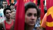 Miles de comunistas griegos piden a Tsipras que rompa con la troika