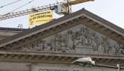 Greenpeace despliega una pancarta junto al Congreso contra la 'ley mordaza'