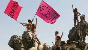 Activistas de Femen se desnudan contra la 'ley mordaza' en Cibeles
