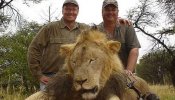 Más de 145.000 estadounidenses piden la extradición a Zimbabue del cazador del león Cecil