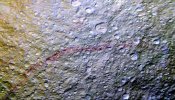 El misterioso grafiti rojo sobre una luna de Saturno