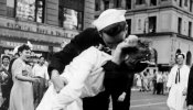 Cientos de parejas recrean el beso más famoso de la Segunda Guerra Mundial