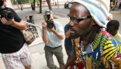 Compañeros del senegalés fallecido aseguran ahora que no hubo contacto físico entre él y los mossos