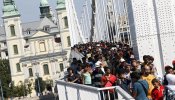 Cientos de refugiados en Budapest recorren a pie el camino hasta la frontera con Austria