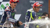 Lorenzo reina en Aragón y acecha a Rossi en el liderato de MotoGP