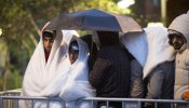 Colas de refugiados en Alemania bajo el frío y la lluvia a la espera de sus papeles