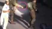 Un vídeo revela a dos militares colocando un cuchillo junto al cadáver de uno de los palestinos muertos