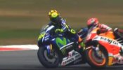 Rossi tira a Márquez de la moto con una patada intencionada