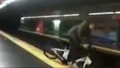 Un hombre cae a las vías del metro con una bicicleta de 'Bicimad' ante la falta de vigilancia