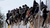 Casi un centenar de inmigrantes intenta cruzar la valla de Melilla