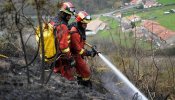 Veinte incendios siguen activos en Cantabria y otros 12 en Asturias