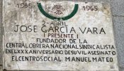 Una lápida dedicada a un falangista, primer monumento franquista retirado por el gobierno de Carmena