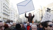 Miles de personas claman contra la corrupción frente a la casa de Barberá al grito de "¡Devuelve el dinero!"