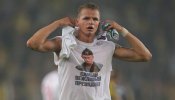 Un futbolista ruso muestra una camiseta de apoyo a Putin en Turquía y desata la polémica