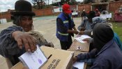 Comienzan a cerrar las mesas electorales en el referendo sobre la reelección de Evo Morales