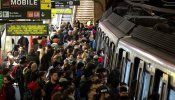 Aglomeraciones y grandes atascos en Barcelona por la huelga de metro en el primer día del Mobile