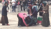 Hinchas del PSV Eindhoven humillan a varias mujeres que pedían limosna en la Plaza Mayor de Madrid