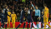 El Atlético estalla contra la actuación del árbitro en el Camp Nou