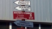 Cuelgan carteles machistas en el Juzgado de Violencia Sobre la Mujer con el mensaje: "Auschwitz-feminazi"