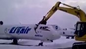 Un trabajador destroza en segundos un avión con una pala excavadora