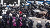 La Policía detiene a 400 manifestantes de izquierdas que pretendían impedir el congreso de los ultras de AfD