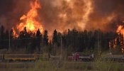Un incendio amenaza con devorar una ciudad entera en Canadá