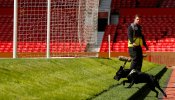 La Policía evacúa el estadio del Manchester United y suspende el partido por un paquete sospechoso